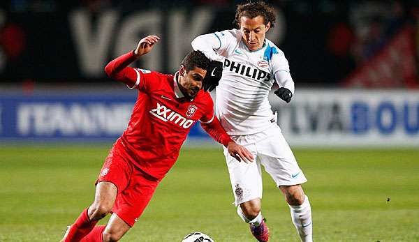 Guardado (r.) kämpft hier mit Youness Mokhtar