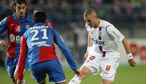 Karim Benzema (r.) empfängt mit Lyon Titelfavorit FC Barcelona