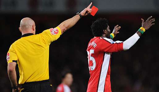 Arsenals Emmanuel Adebayor sah nach knapp einer Stunde Gelb-Rot von Schiedsrichter Webb
