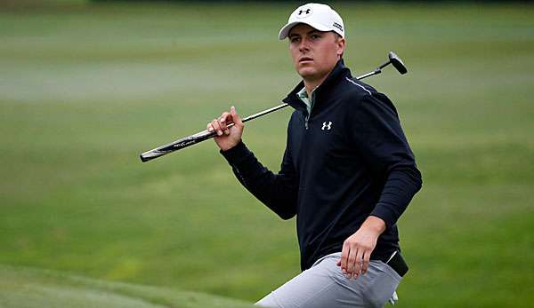 Jordan Spieth hat bereits sieben Rückschläge auf Spitzenreiter Kevin Na