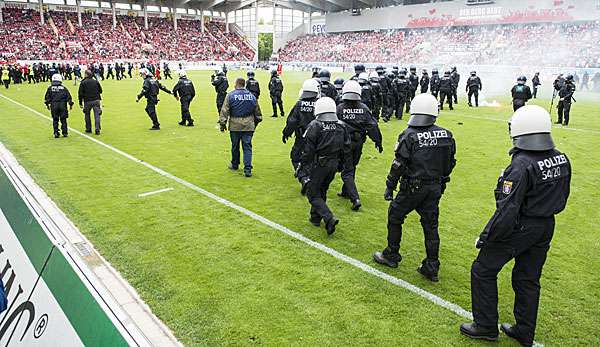 Beim Relegationsspiel Offenbach gegen Magdeburg kam es Fan-Krawallen 