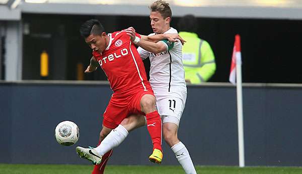 Ramirez (l.) möchte den Ball gegen Sandhausens Schauerte behaupten