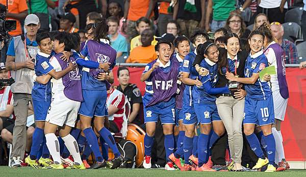 Die thailändischen Frauen bejubeln einen Treffer gegen die Elfenbeinküste