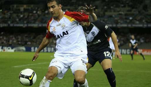 Paul Agostino (l.) im Trikot von Adelaide United beendet nach der Saison seine Karriere