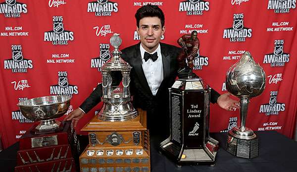 Ohne Helm, dafür mit vielen Pokalen: Carey Price ist MVP der abgelaufenen NHL-Saison