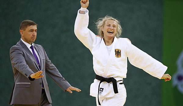 Martyna Trajdos darf nach ihrem Judo-Gold die Fahne bei der Abschlussfeier in Baku tragen 