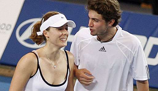 Das französische Duo Alize Cornet (l.) und Gilles Simon startete mit einem Sieg