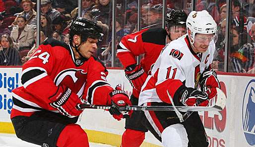 Daniel Alfredsson (rechts) und seine Senators mussten bei den Devils eine bittere Pleite hinnehmen