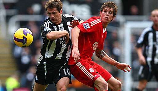 Liverpools Daniel Agger (r.) im Duell mit Newcastles Michael Owen
