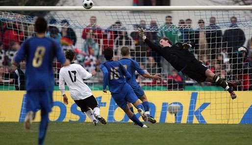 Ralf Fährmann (r.) will bei Eintracht Frankfurt einen Stammplatz