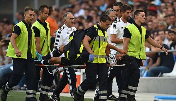 Khedira musste gegen OM mit einer Trage vom Platz getragen werden