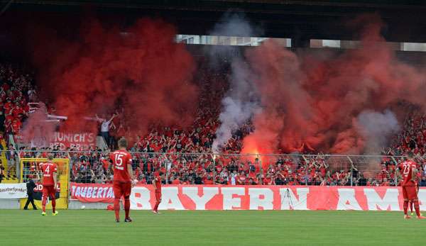 Gleich zu Beginn musste das Spiel aufgrund von Pyrotechnik abgebrochen werden