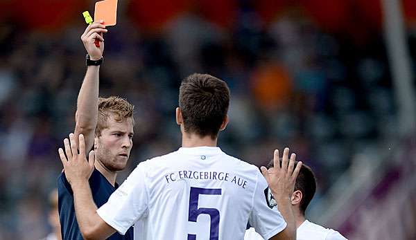 Wegen dieser roten Karte gegen Großaspach wurde Baranowski für drei Spiele gesperrt