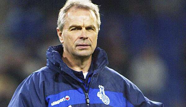 Bernard Dietz als Duisburg-Trainer in der Saison 2002/2003