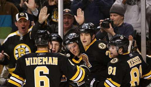 Die Boston Bruins bejubeln den Sieg über die Carolina Hurricanes