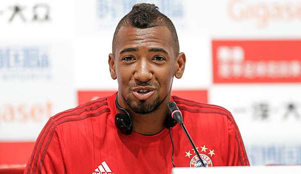 Jerome Boateng beweist auf der Pressekonferenz Humor