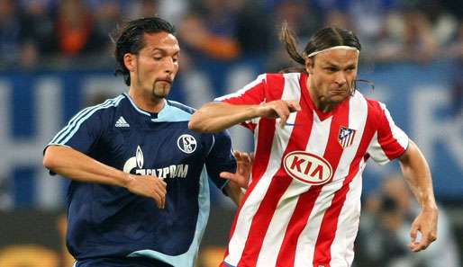 Tomas Ujfalusi (re.) spielt seit Sommer 2008 für CL-Achtelfinalist Atletico Madrid