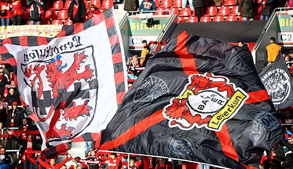 Die Leverkusen-Fans peitschen ihre Mannschaft nach vorne