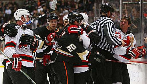 Zwischen den New Jersey Devils und Anaheim Ducks ging es heiß her