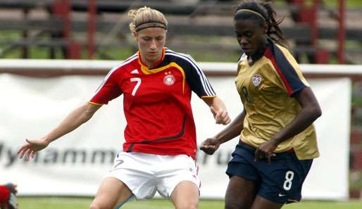 India Trotter (r.) vom 1. FFC Frankfurt gibt das Fußballspielen auf