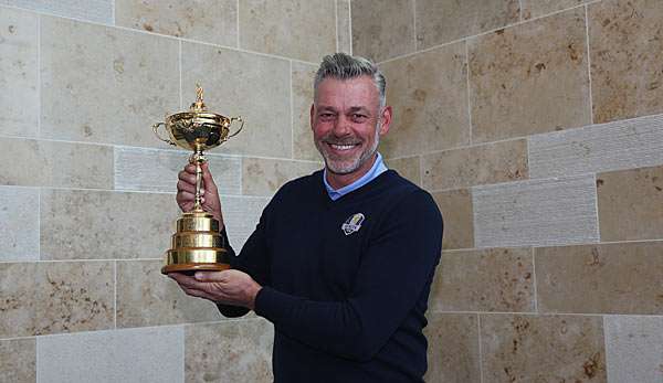 Kleiner Pokal, viel Arbeit: Ryder-Cup-Kapitän Darren Clarke mit der Trophäe 