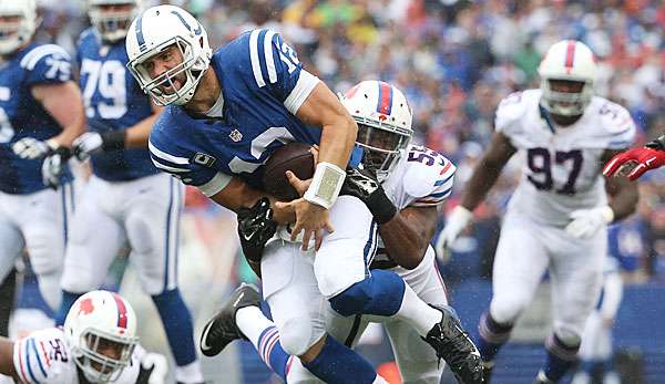 Andrew Luck hatte beim Auftakt alle Hände voll zu tun - es wartet die nächste harte Defense