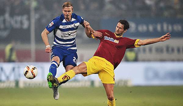 Duisburg siegt im Kellerduell - Thomas Meissner (l.) hier im Duell mit Paderborns Nick Proschwitz (r.)