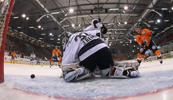 Goalie Jochen Reimer von den Thomas Sabo Ice Tigers