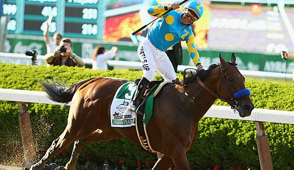 Jockey Victor Espinoza jubelt über den Erfolg mit seinem Pferd American Pharoah