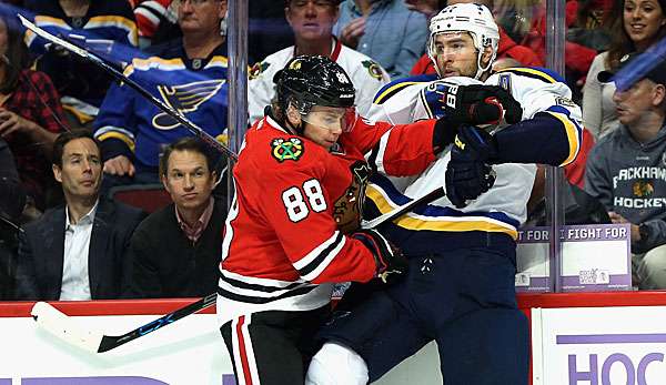 Patrick Kane (l.) und Alex Pietrangelo schenkten sich nichts