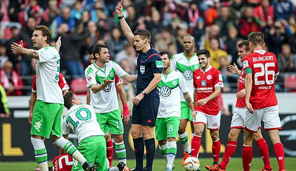 Julian Draxler sah nach Tritt gegen Gonzalo Jara die Rote Karte