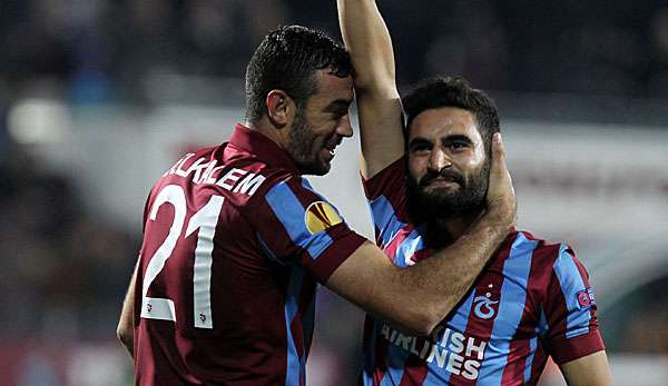 Bei Trabzonspor spielt unter anderem der Ex-Münchener Mehmet Ekici (r.)