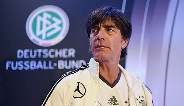 Joachim Löw steht der Presse vor dem Niederlande-Spiel Rede und Antwort