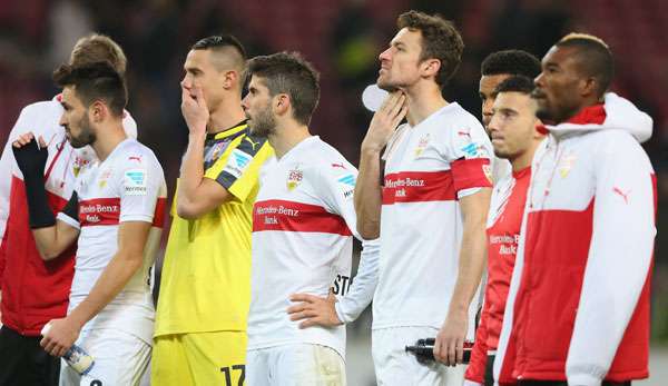Die Spieler des VfB Stuttgart stellten sich den Fans nach der 0:4-Pleite gegen Augsburg