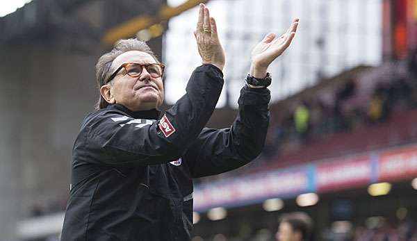 Ewald Lienen und der FC St. Pauli halten weiter Anschluss an die Spitze