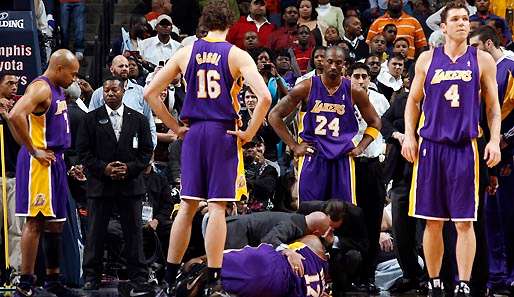 Lakers-Center Andrew Bynum liegt verletzt am Boden