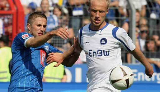 Karlsruhes Sebastian (r.) und Bochums Sestak beim Hinspiel 