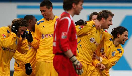 Die Duisburger freuen sich über den Treffer des Tages gegen Hansa Rostock