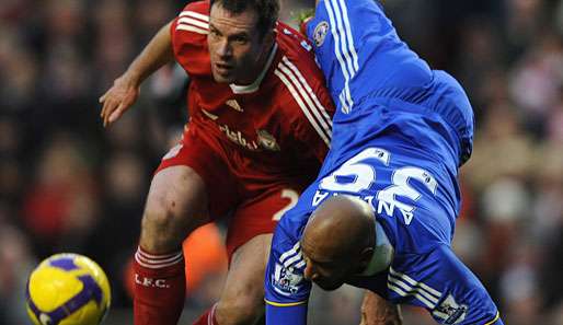 Beim 0:2 der Blues erlitt nicht nur Nicolas Anelka (r.) gegen Jamie Carragher (l.) Bruchlandung
