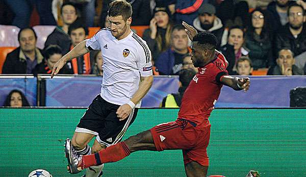 Shkodran Mustafi (l.) ist beim FC Bayern im Gespräch