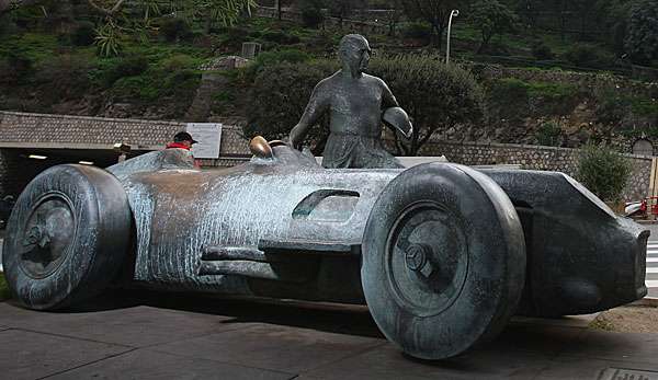 Zu Ehren von Juan Manuel Fangio wurde in Monaco eine Statue aufgestellt
