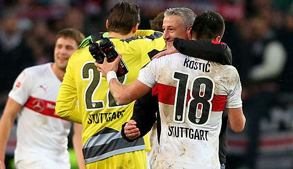 Jürgen Kramny herzt Filip Kostic (r.), der das 2:0 für den VfB erzielte