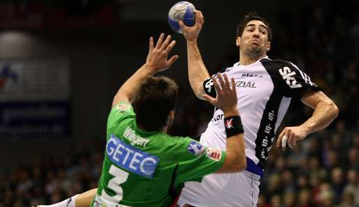 Nikola Karabatic (r.) kann von Bennet Wiegert nicht aufgehalten werden