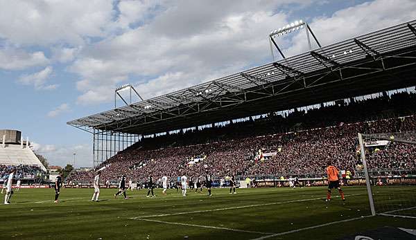 Das Logo am Millerntor-Stadion wurde von HSV-Fans beschmiert