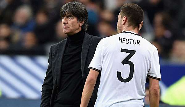 Jonas Hector und Joachim Löw beim Spiel gegen Frankreich