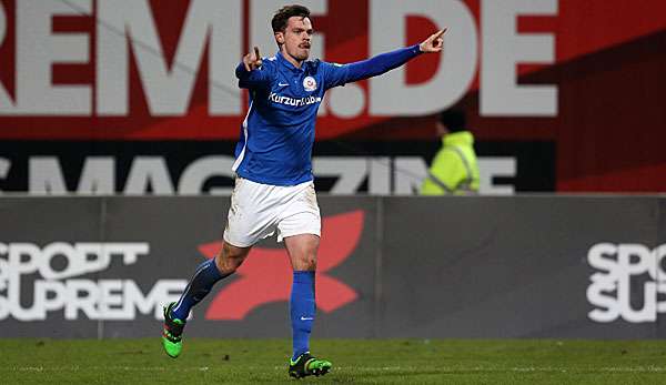 Dennis Erdmann bejubelt sein Tor für Hansa Rostock