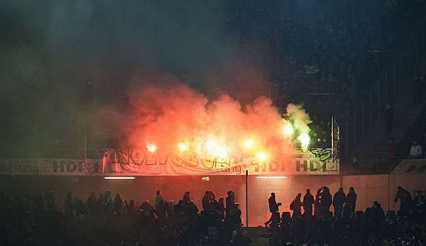 Die Fans der VfL zündeten Pyro im Fanblock an 