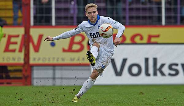 Nils Butzen vom FC Magdeburg beim Schuss