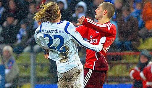 Die strittige Szene: Mladen Petric vom HSV schubst Karlsruhes Marco Engelhardt