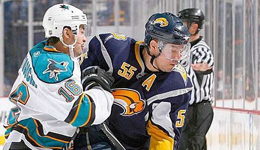 Jochen Hechts (rechts) Sabres gewannen eine dramatische Partie gegen die Sharks